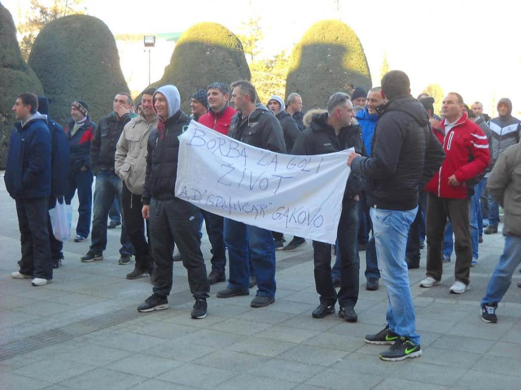 Sombor NEZADOVOLJSTVO Radnici Granicara ispred SG pred polazak u Beograd