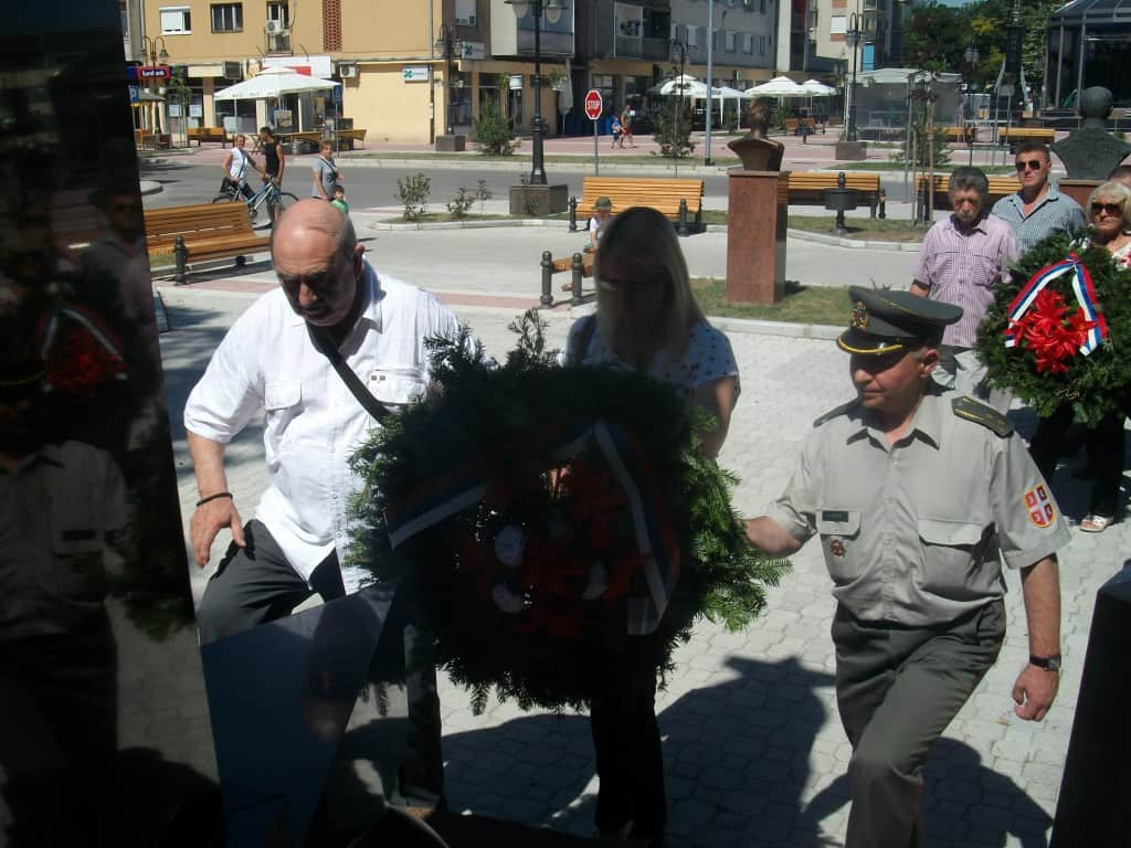 Polaganjem venaca i cveća na spomen-obeležja palim borcima, koji su svojim primerima herojstva položili živote na oltar otadžbine, SUBNOR opštine Apatin je tradicionalno obeležio Dan borca i Dan ustanka naroda Srbije.  Centralo obeležavanje ovih istorijskih datuma održano je ispred Doma kulture, gde se obratio predsednik SUBNOR-a opštine Apatin Stevo Drača, a venci su položeni i na spomen-obeležja u Sonti, Svilojevu, Prigrevici i Kupusini u saradnji sa mesnim zajednicama i mesnim udruženjima SUBNOR-a.   Drača je istakao da se srpski narod, uz duboko poštovanje, seća svih boraca, junaka i antifašista koji su svoje živote ugradili u temelje otadžbine i slobode. Delegacije su potom položile vence.  Pedeset članova SUBNOR-a opštine Apatin prisustvovaće i ove godine obeležavanju 7. jula, Dana ustanka naroda Srbije, koje će se održati na Fruškoj gori u organizaciji Pokrajinskog odbora SUBNOR-a Vojvodine.