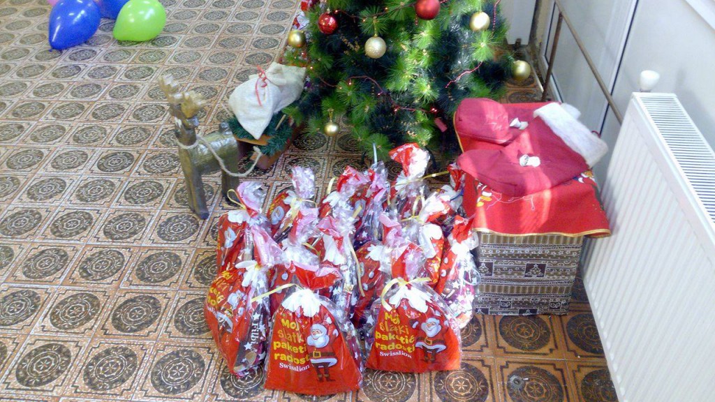 Podela paketica u domu za stare (1)