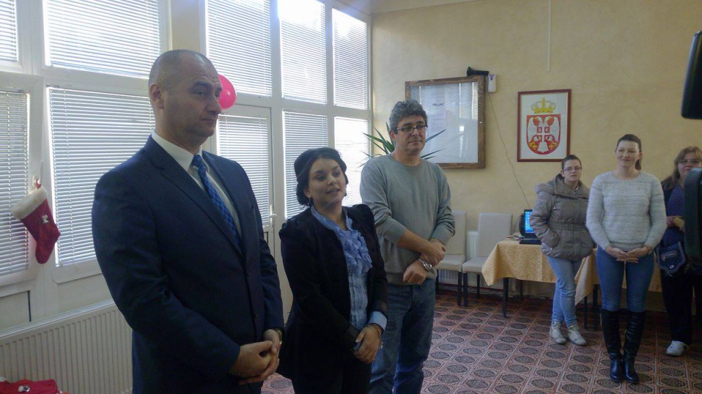 Podela paketica u domu za stare (3)