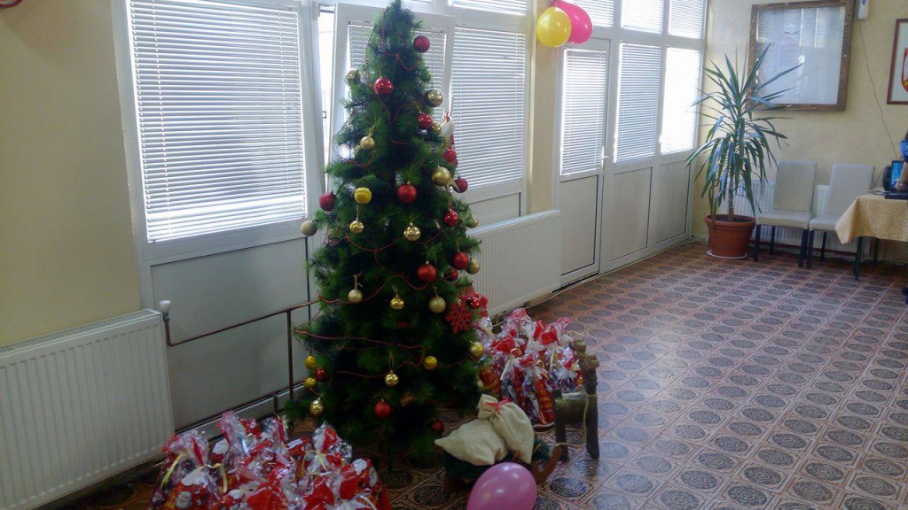 Podela paketica u domu za stare (6)