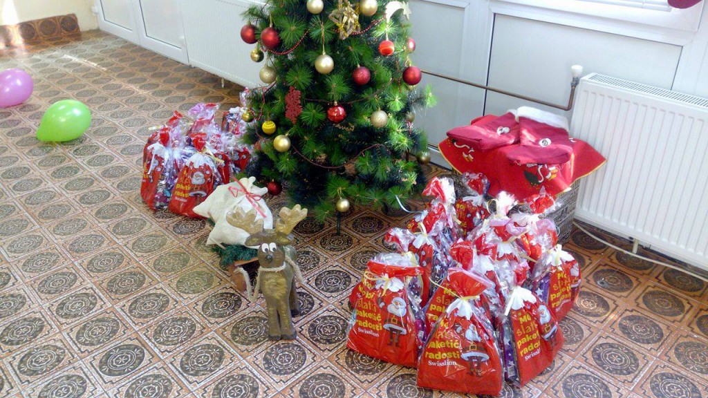 Podela paketica u domu za stare (9)