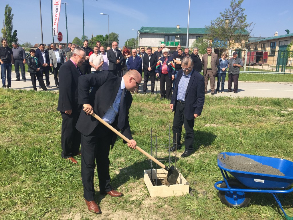 Polaganje kamena temeljca za slovenačku fabriku Kopitarna u Apatinu, Kurnik Marijan Živorad Smiljanić