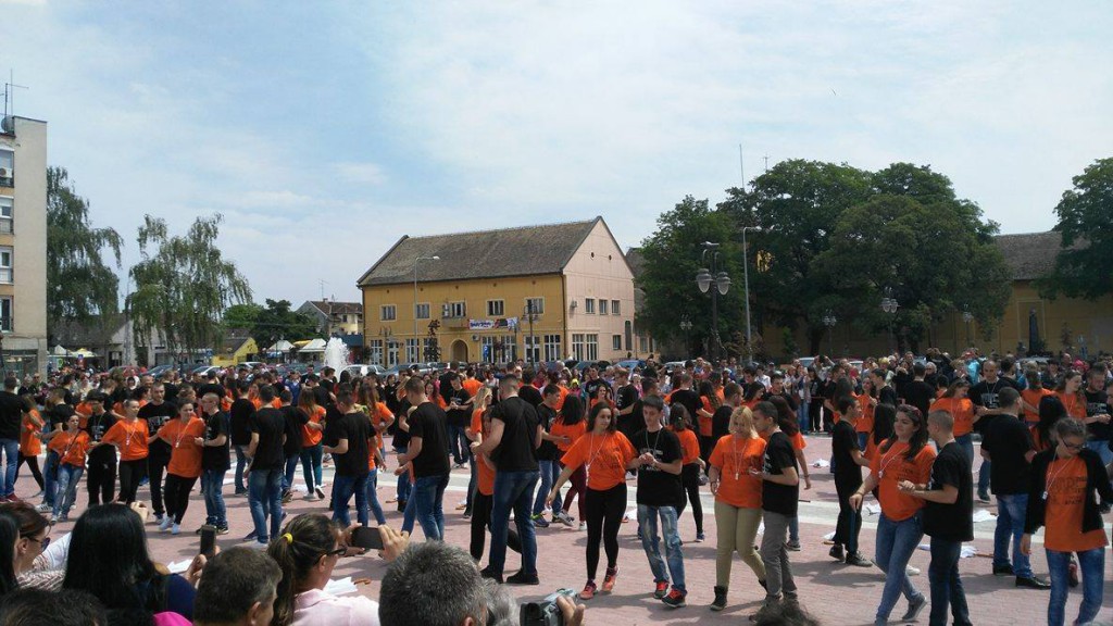 Maturanti plesu sa evropom (1)