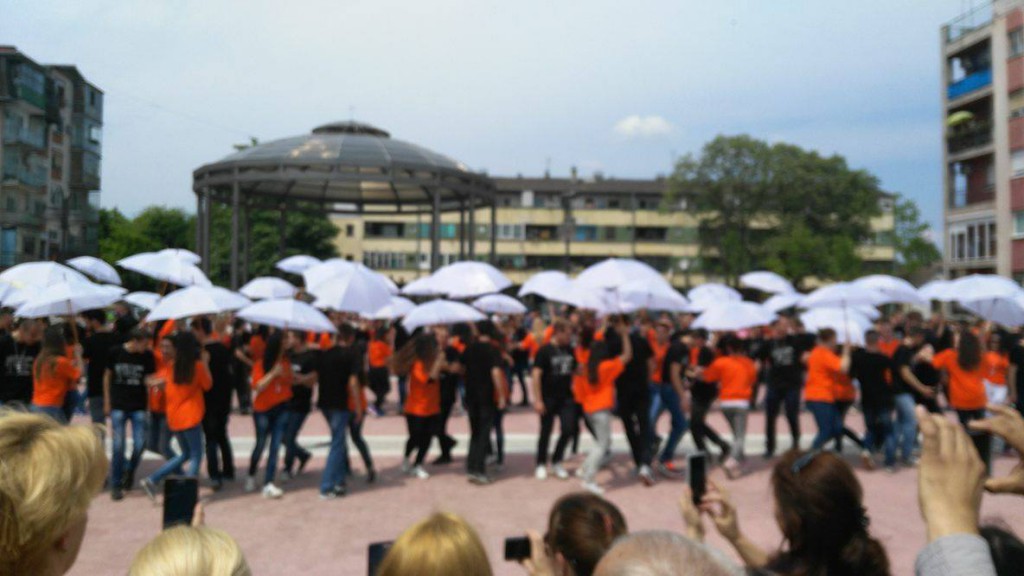 Maturanti plesu sa evropom (3)