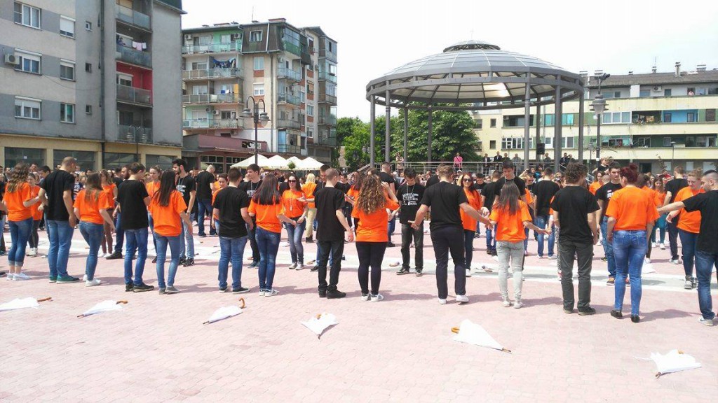 Maturanti plesu sa evropom (5)