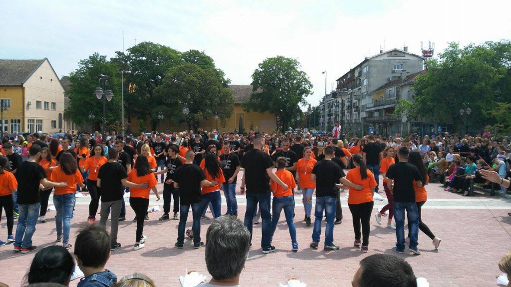 Maturanti plesu sa evropom (8)