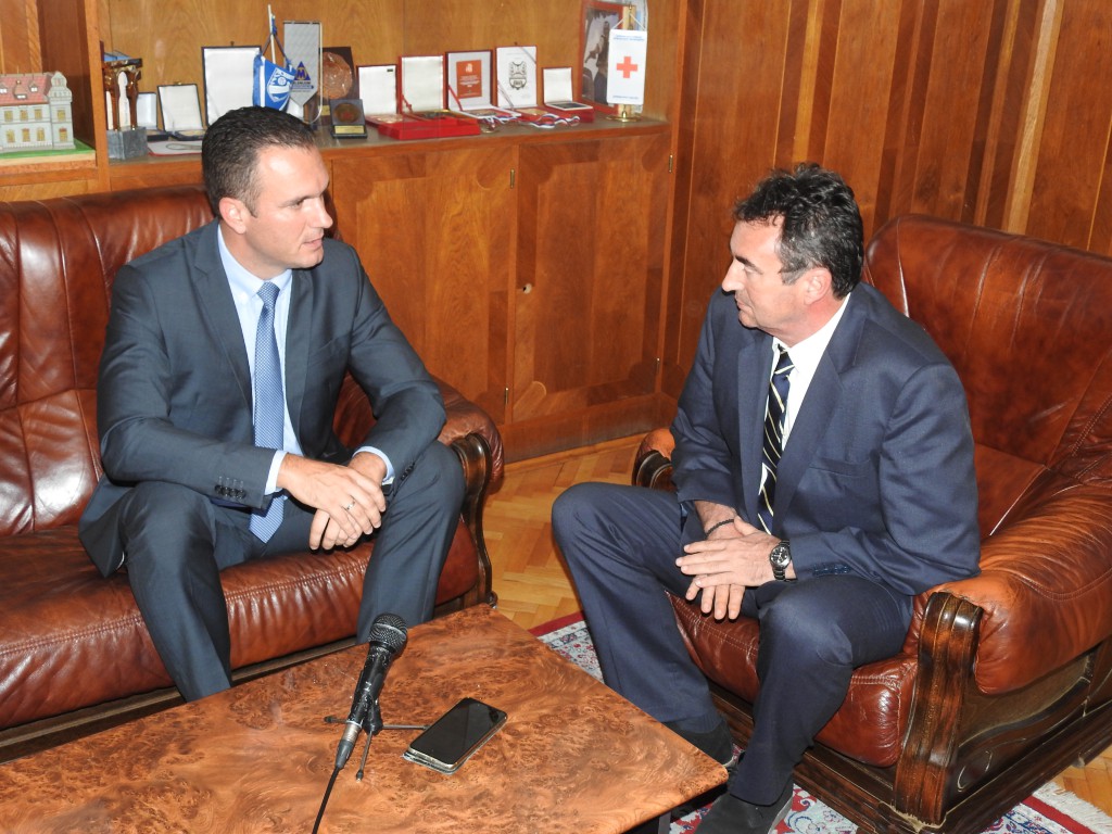 Predsednik opštine Apatin,Radivoj Sekulić i pokrajinski sekretar Ognjen Bjelić