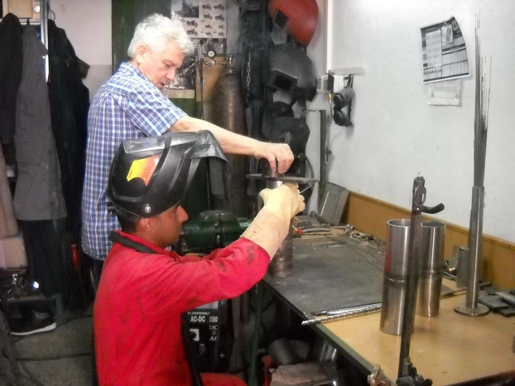 Sombor Milun Bagas priprema predmet za polaganje pored  predavaca Milanovica-1