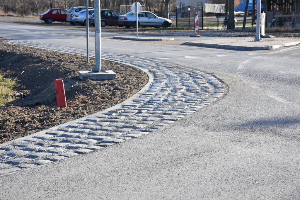 Kružni tok Apatin, postavljanje kamenih kocki , decembar 2016.