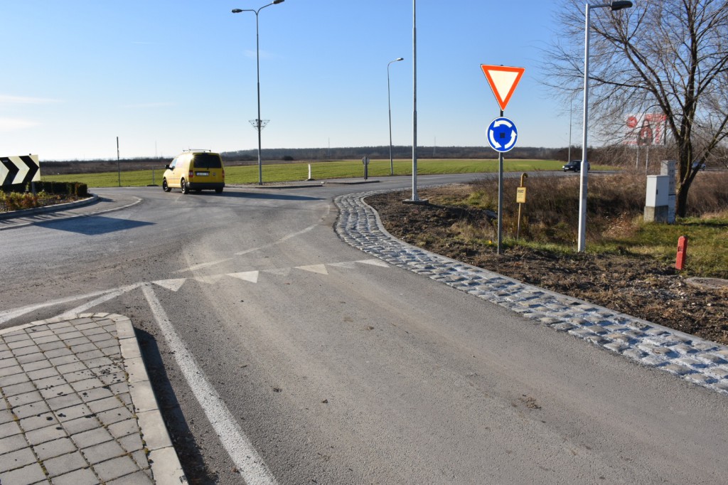 Kružni tok Apatin, postavljanje kamenih kocki , decembar 2016.