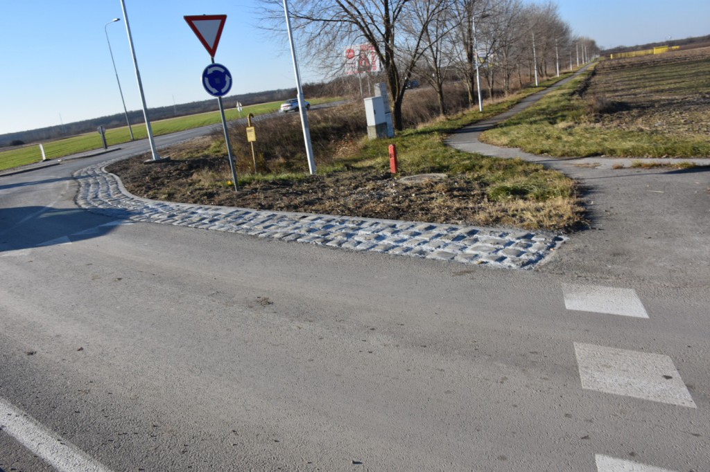 Kružni tok Apatin, postavljanje kamenih kocki , decembar 2016.