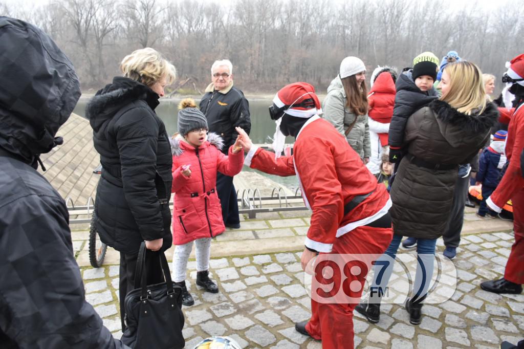 Deda Mraz ronio do Apatina, Bujić Stojanović