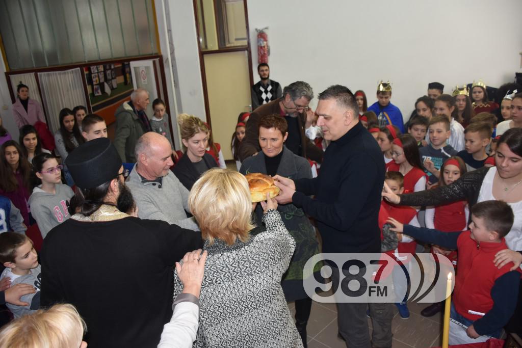 Sveti Sava, osnovna skola, lomljenje kolaca, slava (19)