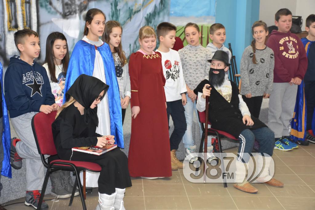 Sveti Sava, osnovna skola, lomljenje kolaca, slava (4)