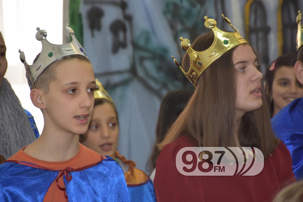 Sveti Sava, osnovna skola, lomljenje kolaca, slava (9)