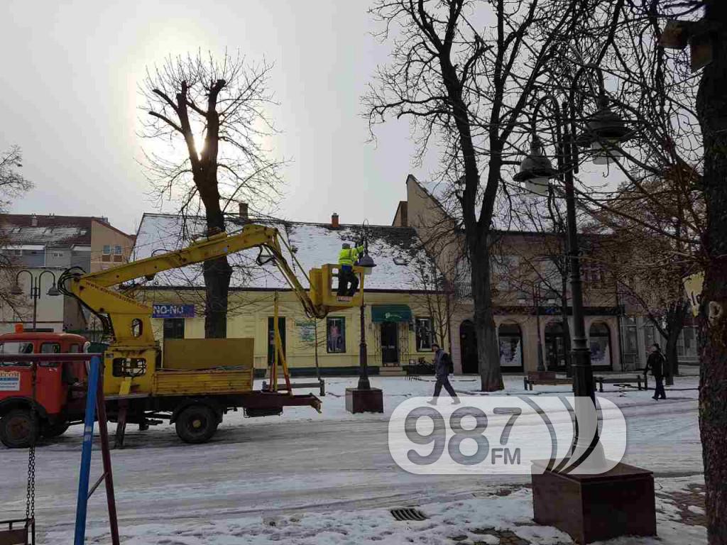Uklanjanje novogodišnje rasvete, apatin, centar 2017
