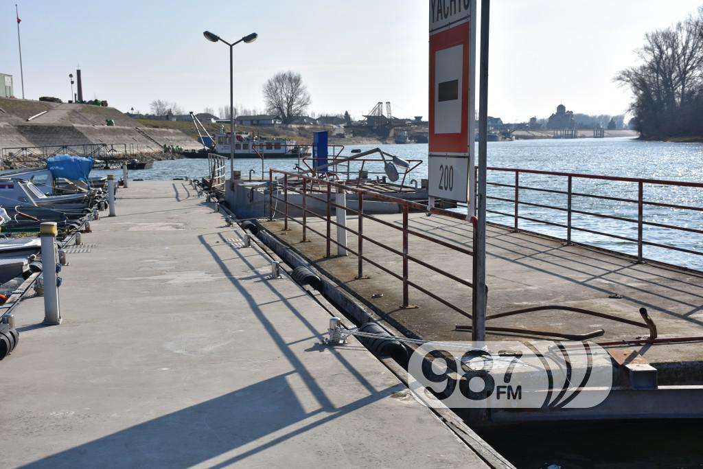 Delovi srušenog pristana u Apatinskoj marini (2)