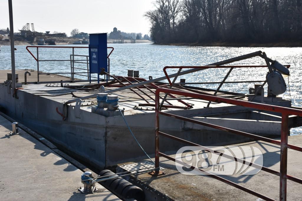 Delovi srušenog pristana u Apatinskoj marini (4)