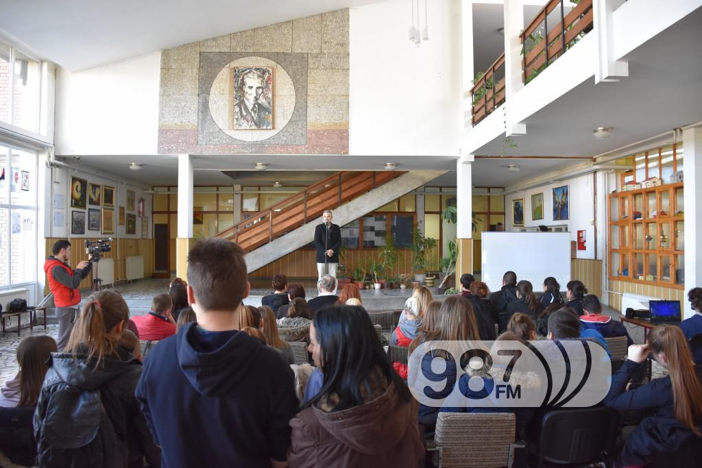 Gimnazija Nikola Tesla, Gradjevinska i drvopreradjivacka srednja skola, uvodjenje interneta (7)
