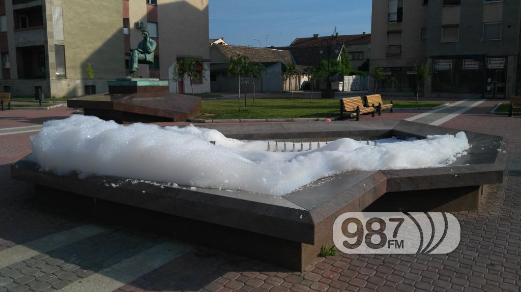 fontana, trg nikole tesle, pena