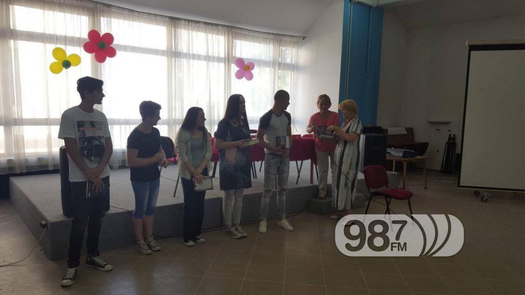 Dodela diploma, vukovci, osnovna skola (2)