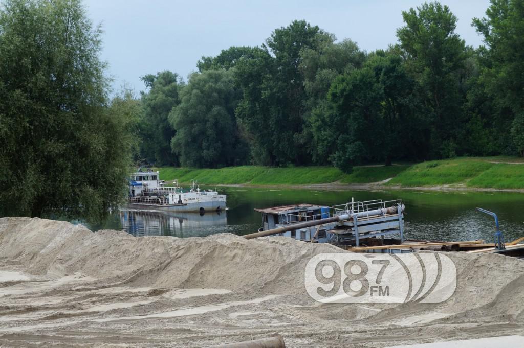 Korana, nasipanje peska, sredjivanje plaze (3)