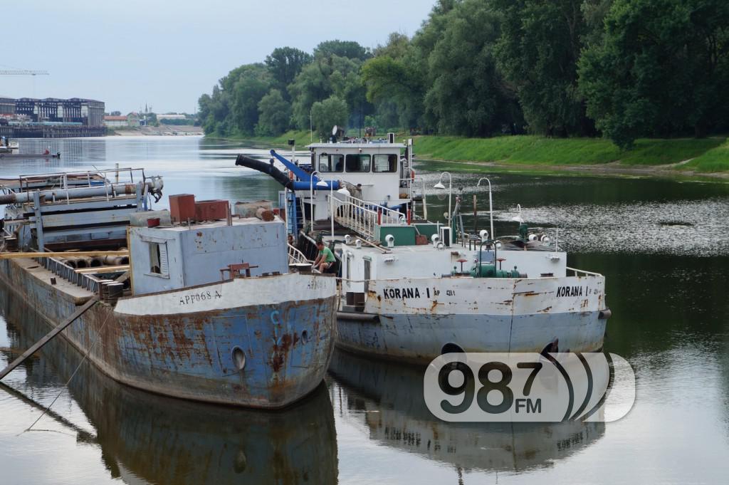 Korana, nasipanje peska, sredjivanje plaze (5)