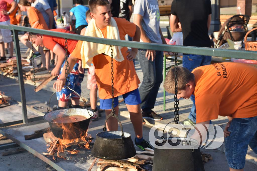 Kuvanje ribljeg paprikaša, Apatinske ribarske večeri , juniori,2017 (6)
