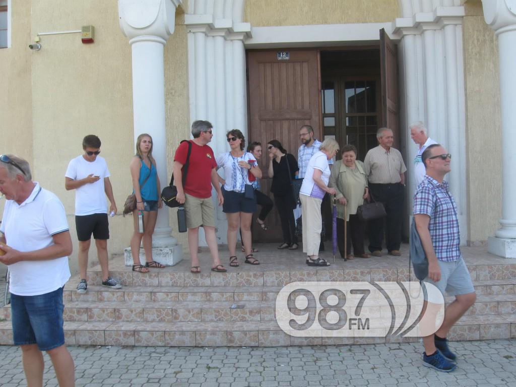 Amerikanci ispred crkve