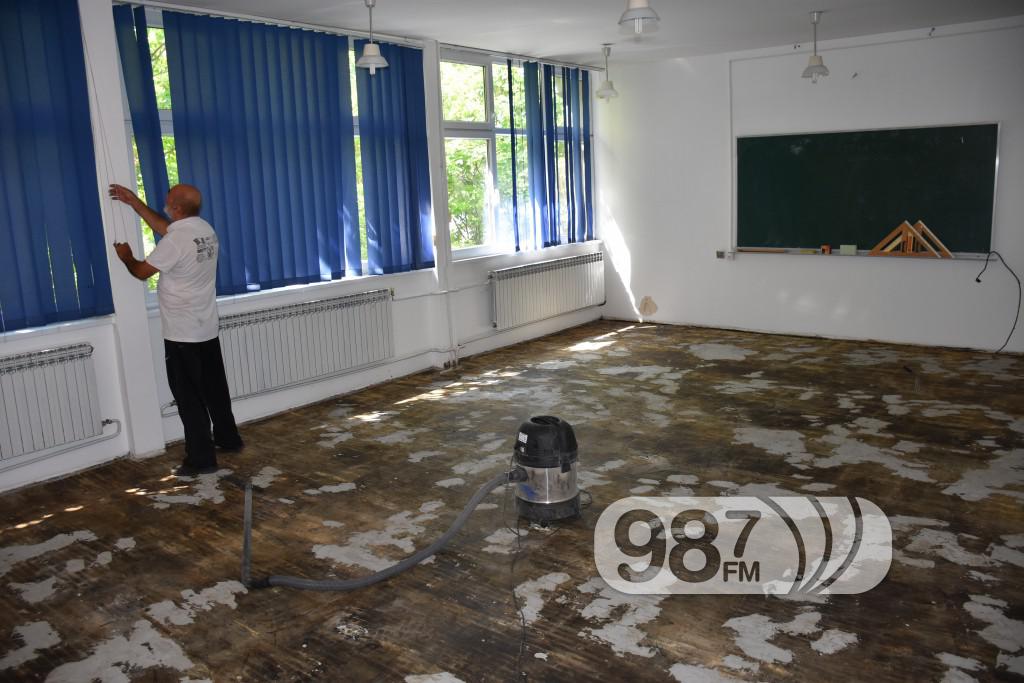 Radovi na uređenju školskih terena , Apatin Gimnazija Nikolam tesla (7)
