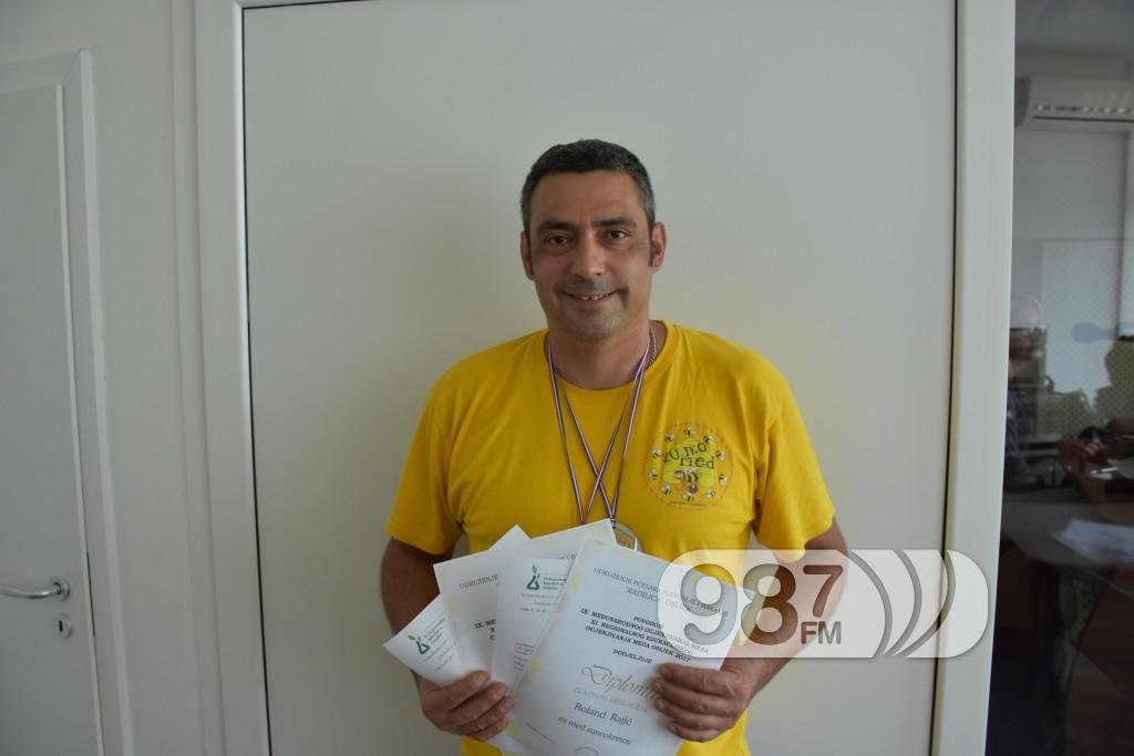 Ronald Rajic, med, pcele, pcelari, pcelarsko drustvo Dunav, med zujko (2)