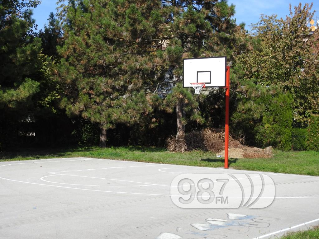 Teren kod vodotornja, djacki parlament (2)