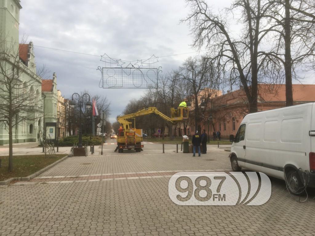POSTAVLJANJE RASVETE