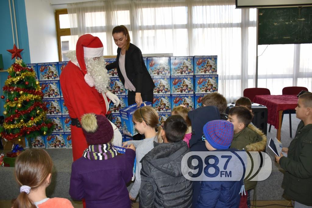 Podela paketica u osnovnoj skoli, nova godina (10)