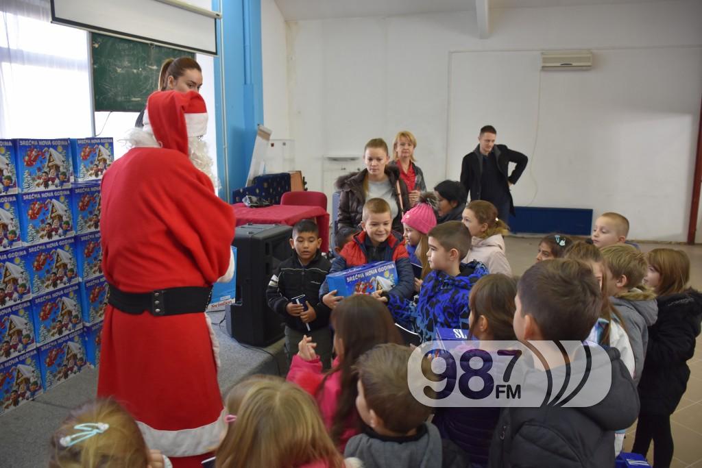 Podela paketica u osnovnoj skoli, nova godina (11)