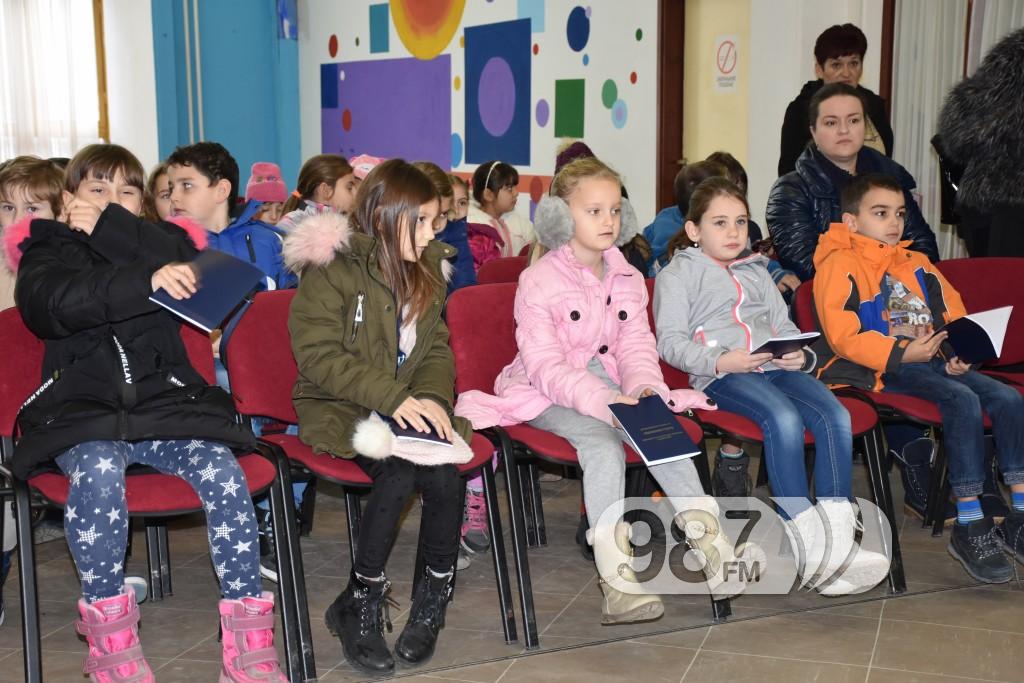 Podela paketica u osnovnoj skoli, nova godina (3)