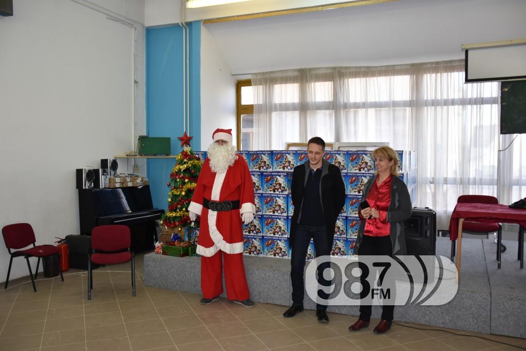 Podela paketica u osnovnoj skoli, nova godina (5)