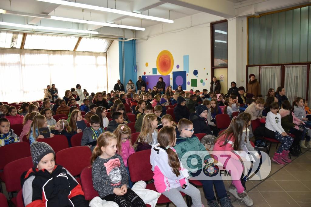 Podela paketica u osnovnoj skoli, nova godina (6)