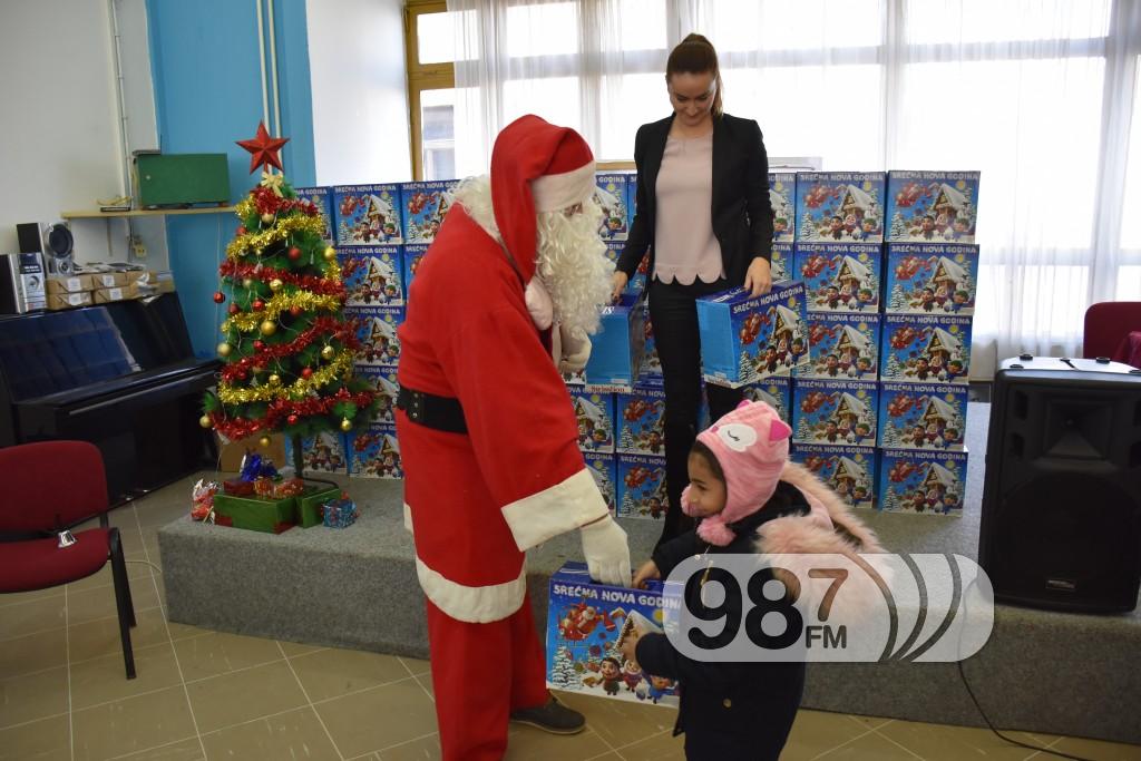 Podela paketica u osnovnoj skoli, nova godina (8)