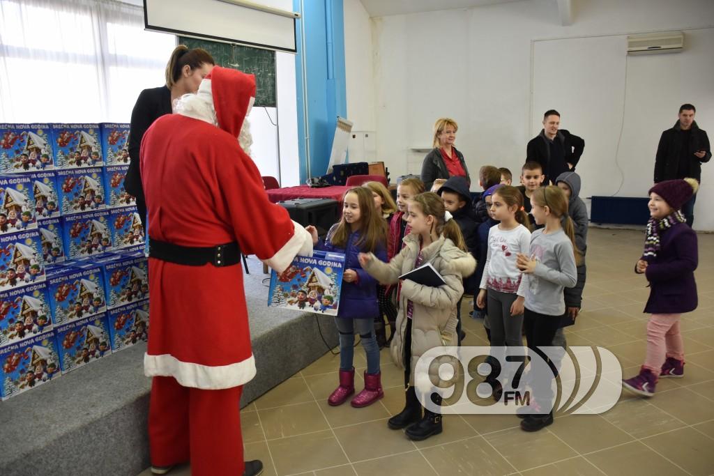Podela paketica u osnovnoj skoli, nova godina (9)