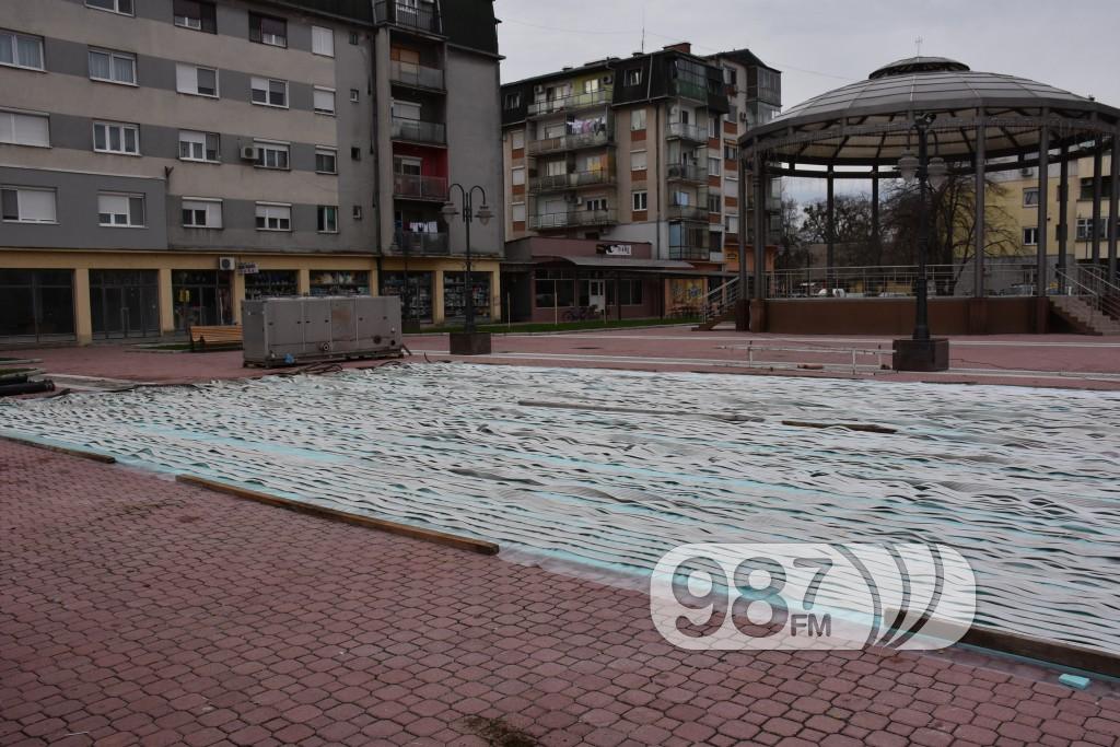 Postavljanje klizalista na trgu (1)