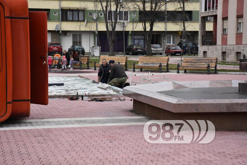 Postavljanje klizalista na trgu (4)