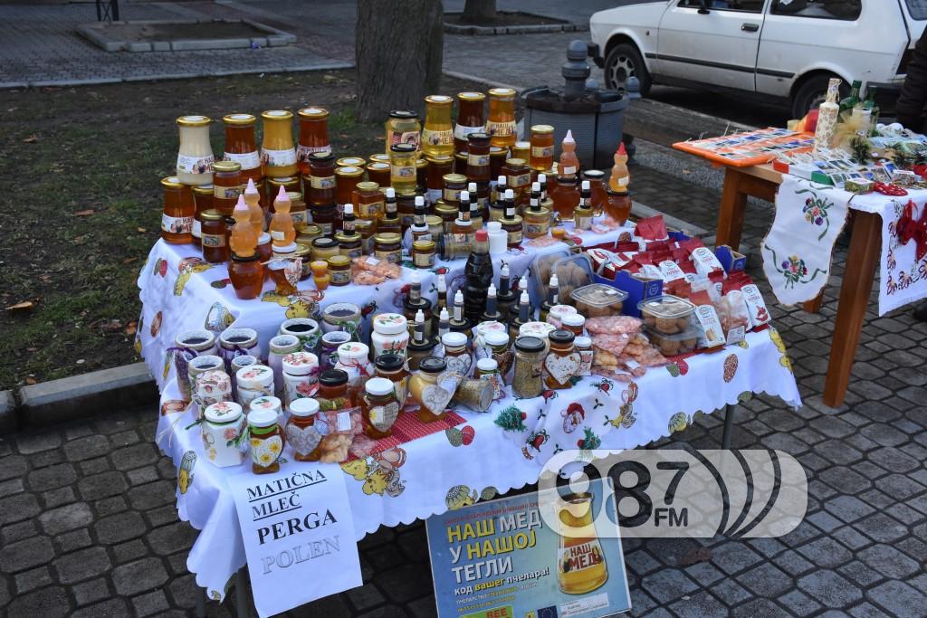 aPATINSKE VREDNE RUKE, PRODAJNA IZLOZBA, PRED BOZIC (2)