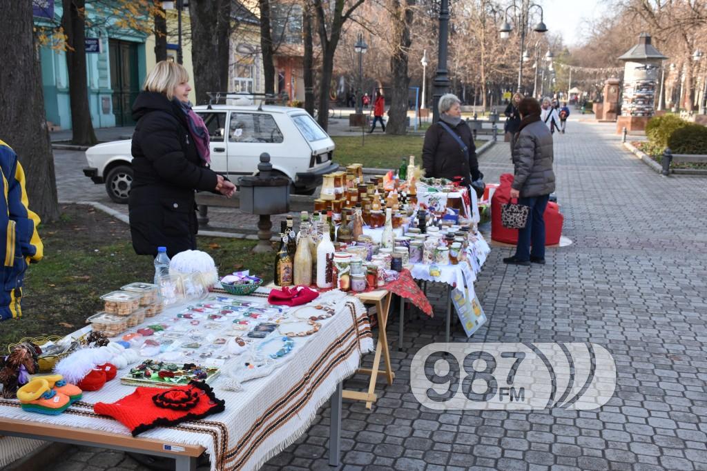 aPATINSKE VREDNE RUKE, PRODAJNA IZLOZBA, PRED BOZIC (3)