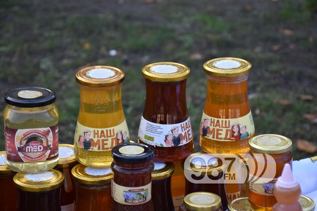 aPATINSKE VREDNE RUKE, PRODAJNA IZLOZBA, PRED BOZIC (5)