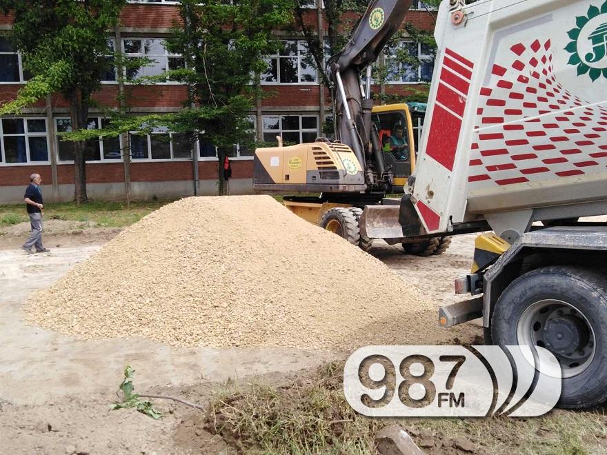 У АПАТИНСКОЈ ГИМНАЗИЈИ ЗАПОЧЕТА ИЗГРАДЊА ОДБОЈКАШКОГ ТЕРЕНА - Radio Dunav
