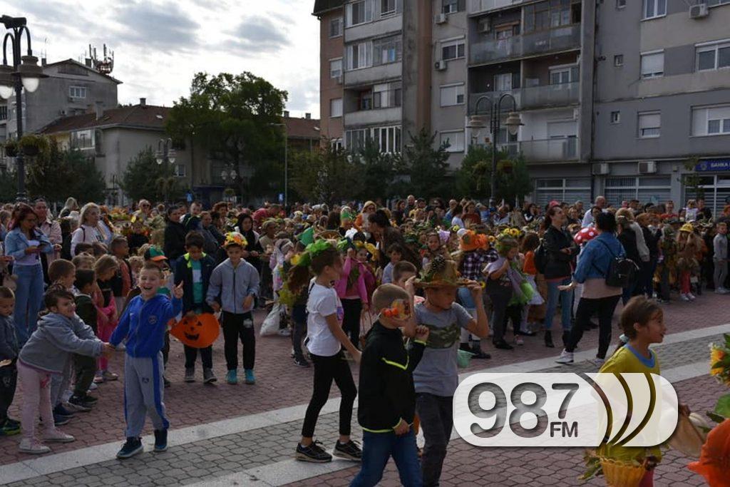 "ЈЕСЕН ПРОШЕТАЛА АПАТИНОМ", СУТРА "ДЕЧИЈА ПИЈАЦА" - Radio Dunav